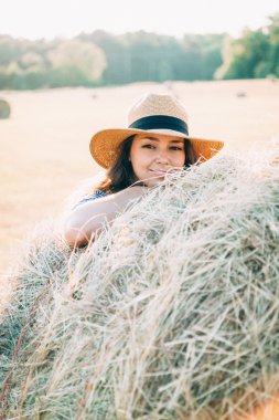 Kıvırcık saçlı bir şapkalı kadın
