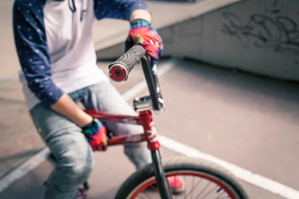 BMX jinete en su bicicleta en un casco — Foto de Stock