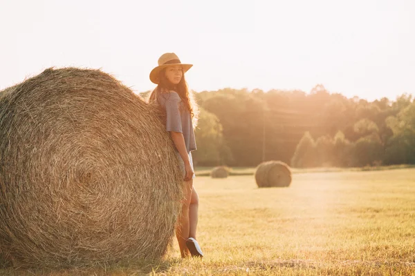 Mujer con sombrero y pelo rizado —  Fotos de Stock