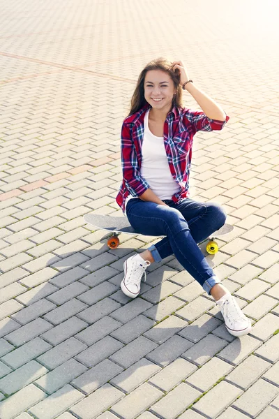 スケートボードを持つ美しい若い女性 — ストック写真