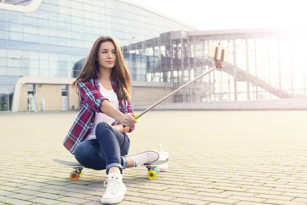 Skateboarder chica haciendo selfie con un palo —  Fotos de Stock