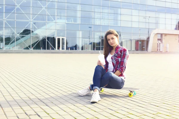 Skateboarder ragazza facendo selfie con un bastone — Foto Stock