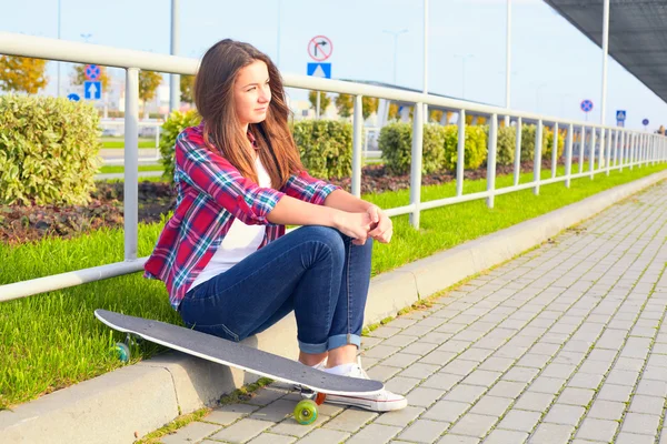 Krásná mladá žena s skateboard — Stock fotografie