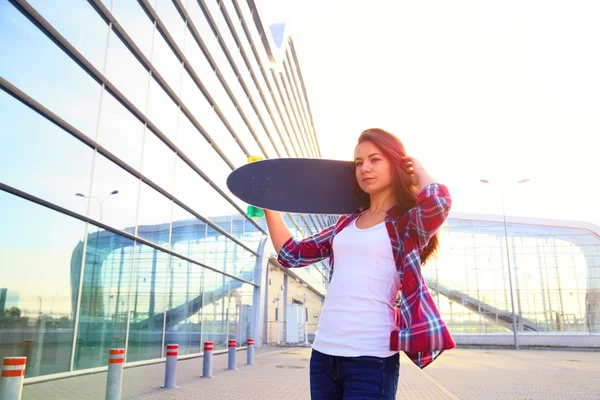 Krásná mladá žena s skateboard — Stock fotografie