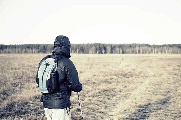 Portrait d'homme randonneur sur le terrain avec sac à dos et bâtons — Photo