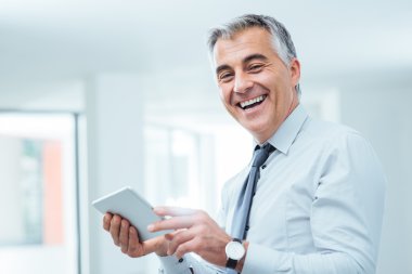 Gülümseyen işadamı dijital tablet kullanma