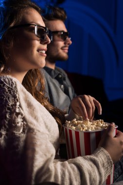 İnsanları sinemada 3d film izlemek