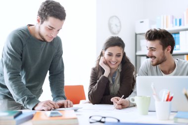 Öğrenciler bir proje üzerinde çalışıyor