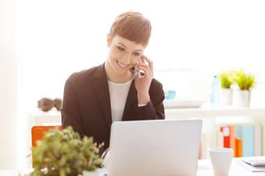 Bir akıllı telefon kullanarak emin iş kadını
