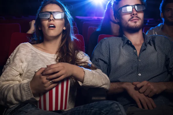 Люди смотрят 3D фильм в кинотеатре — стоковое фото
