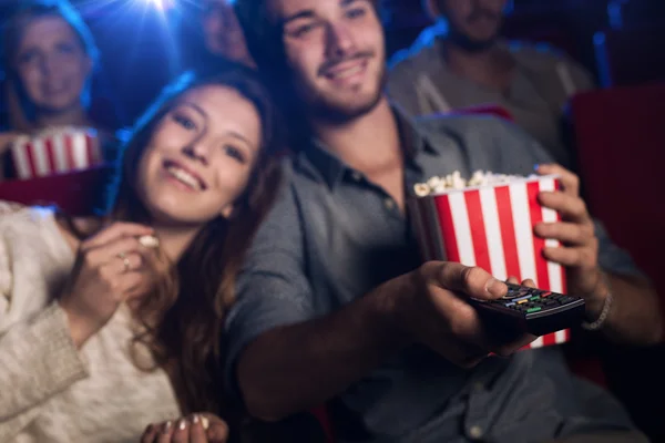 Jongeman lettend op een film met zijn vriendin — Stockfoto