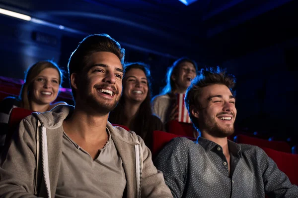 Rapazes felizes no cinema — Fotografia de Stock