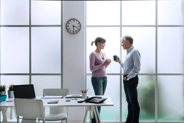 Collega's hebben een koffiepauze — Stockfoto