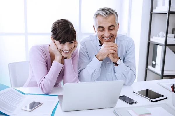 Office workers networking with a laptop — Stock Photo, Image