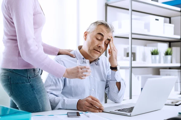 Geschäftsmann hat Kopfschmerzen — Stockfoto