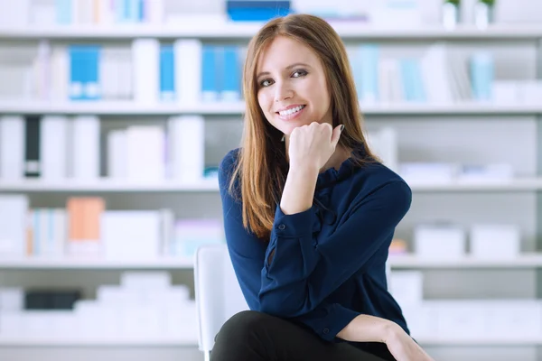 Vertrouwen vrouw poseren in het kantoor — Stockfoto