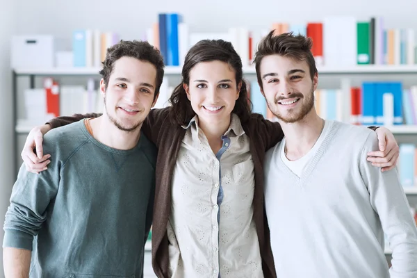 Freunde posieren gemeinsam — Stockfoto