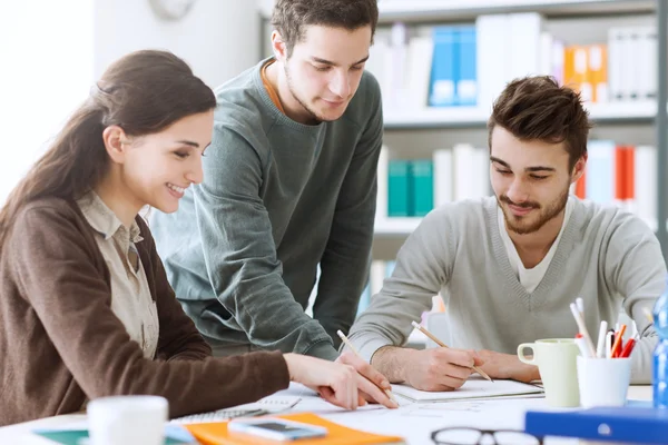 Studenten werken aan een project — Stockfoto