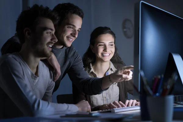 Adolescentes estudiando hasta tarde en la noche — Foto de Stock