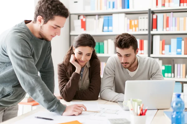 Studenten werken aan een project — Stockfoto