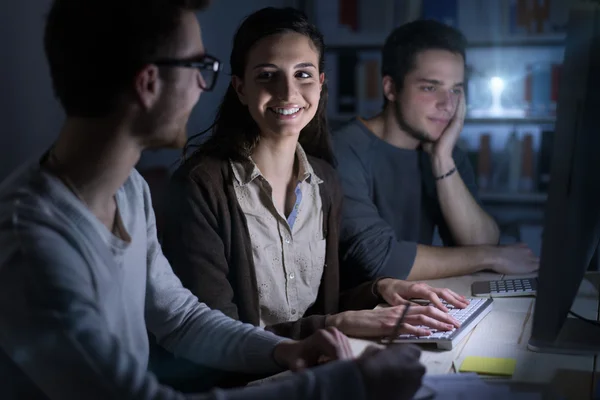 Adolescentes estudiando hasta tarde en la noche — Foto de Stock