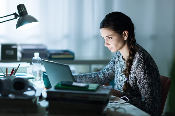 Estudante bonito fazendo lição de casa — Fotografia de Stock