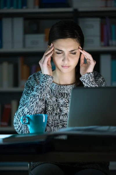 Frau mit Kopfschmerzen spät in der Nacht — Stockfoto