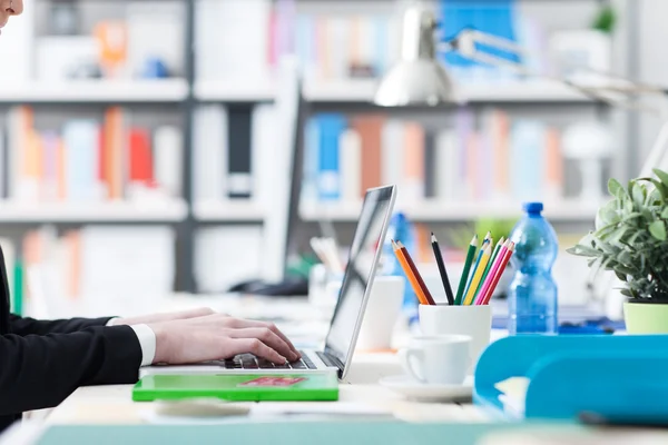 Femme d'affaires travaillant dans le bureau — Photo