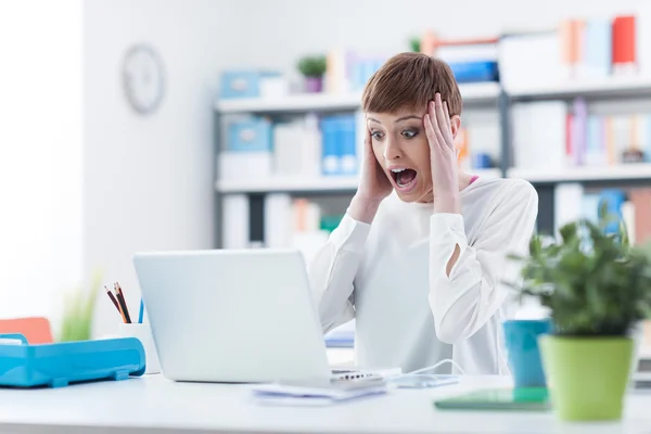 Schockierte Frau mit Kopf in den Händen hat Computerprobleme — Stockfoto