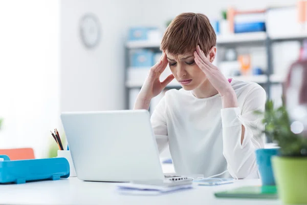 Empresária stressada no trabalho — Fotografia de Stock