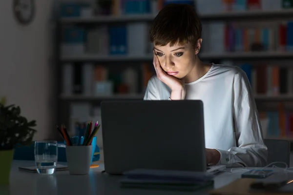 Mujer usando un portátil tarde en la noche —  Fotos de Stock