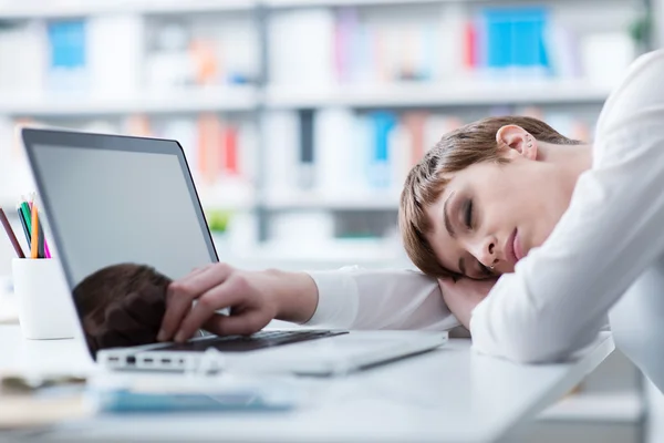 Müde Geschäftsfrau schläft auf ihrem Schreibtisch — Stockfoto