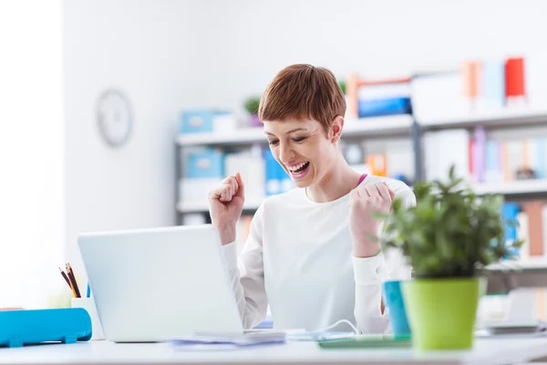 Femme d'affaires joyeuse travaillant avec un ordinateur portable — Photo