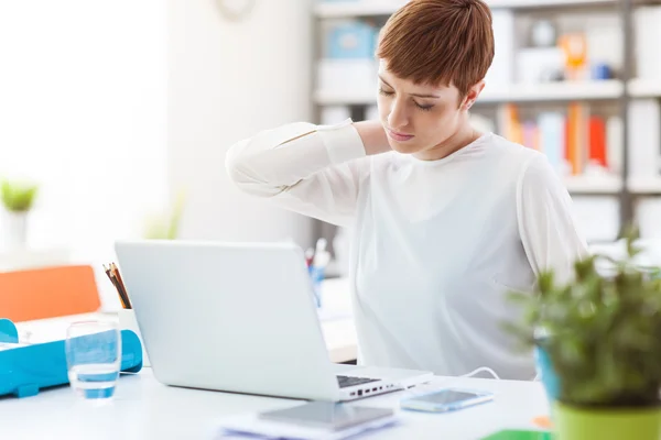 Office worker with neck pain — Stock Photo, Image