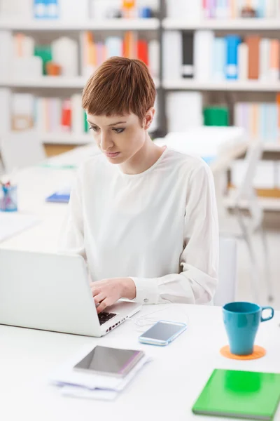 Employé de bureau utilisant un ordinateur portable dans le bureau — Photo