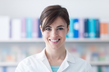 gülümseyen genç doktor