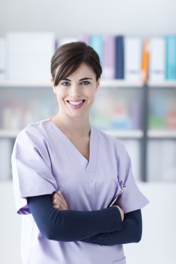 gülümseyen genç doktor