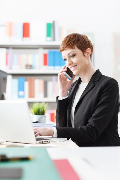 Confident businesswoman on the phone — Stock Photo, Image