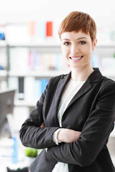 Succès de la jeune femme d'affaires dans son bureau — Photo