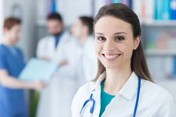 Sorridente médico feminino — Fotografia de Stock