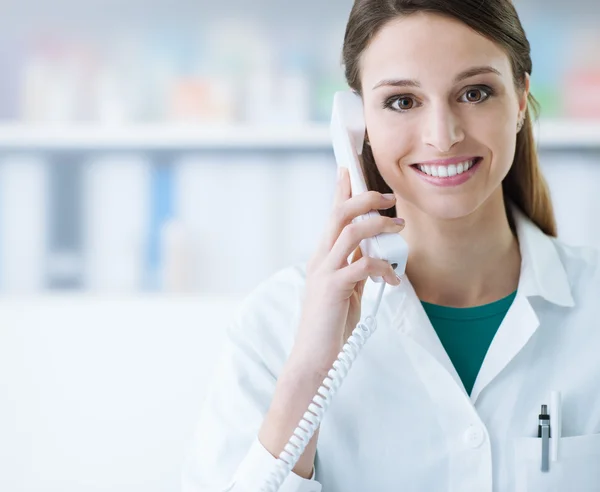 Smiling doctor phone calling — Stock Photo, Image