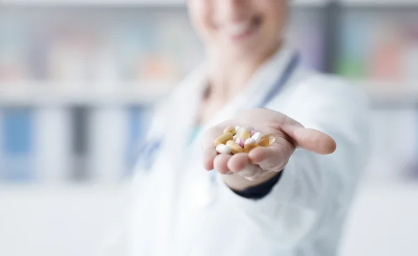 Dottore in possesso di un mucchio di pillole — Foto Stock