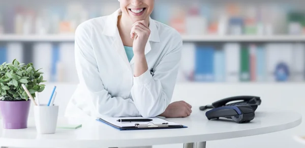 Attraente medico in posa alla reception della clinica — Foto Stock