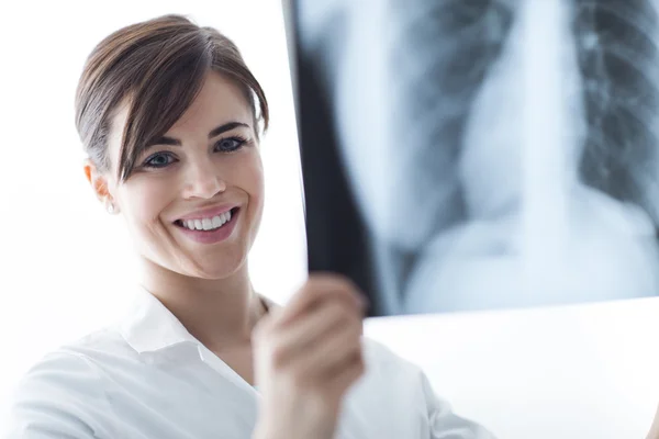 Arzt untersucht Röntgenbild eines Patienten — Stockfoto