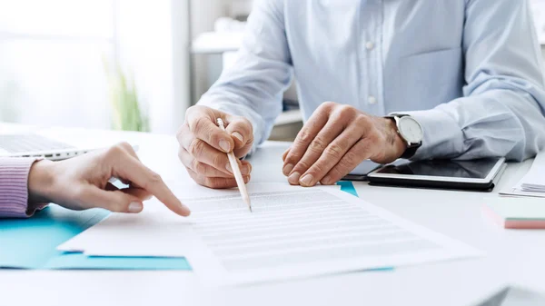 Business people negotiating a contract — Stock Photo, Image