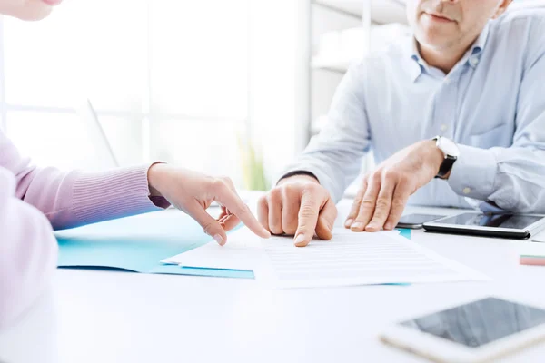 Empresários a negociar um contrato — Fotografia de Stock