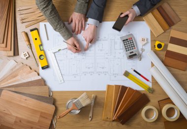 Birlikte bir bina projede çalışan mühendisler