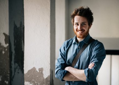 Neşeli hipster poz