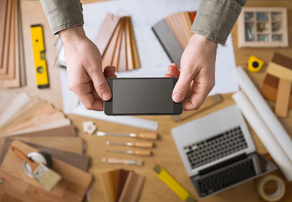 Aplicativo de renovação de casa com telefone celular — Fotografia de Stock