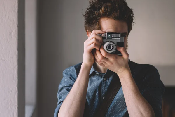 Fotosessie met een vintage camera — Stockfoto